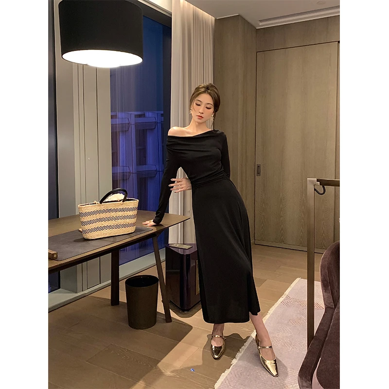 彭剩饭饭 氛围感穿搭2024春设计感斜肩收腰连衣裙 C1179