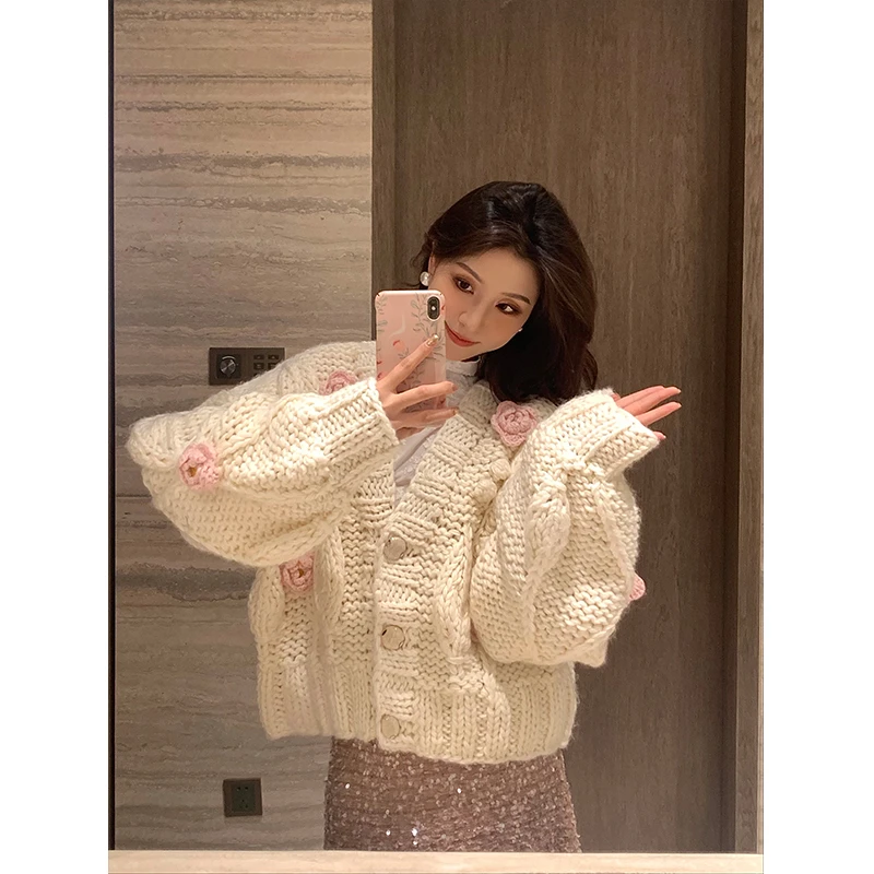 彭剩饭饭 温柔穿搭2023冬季手工法式V领立体花朵毛衣厚 A1425