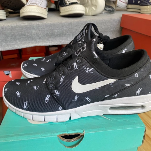 Nike女子公路跑步鞋秋季透气轻便缓震运动鞋807497-010