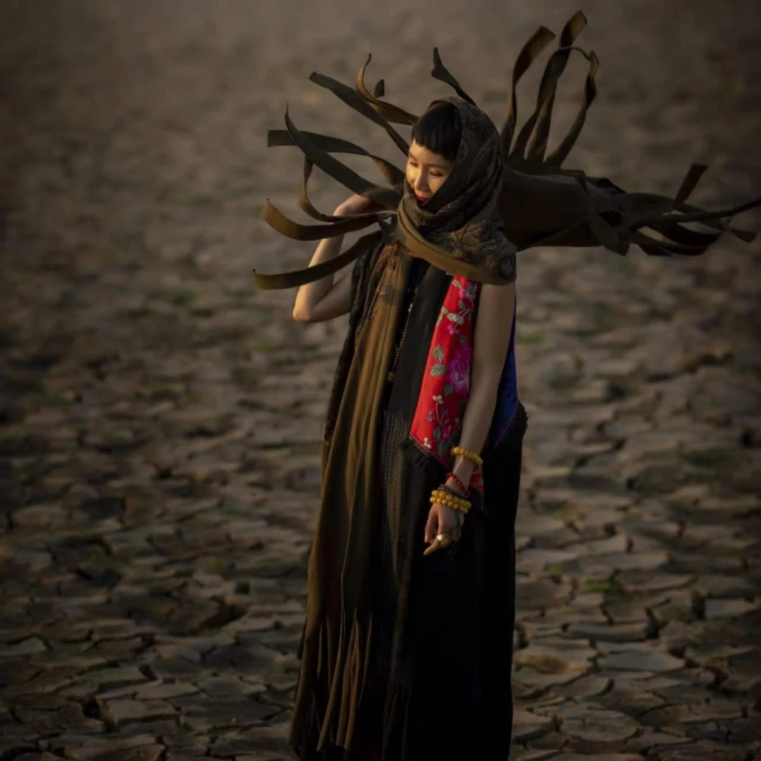 民族风精工做老软缎面，手工绣花拼接宽松背心