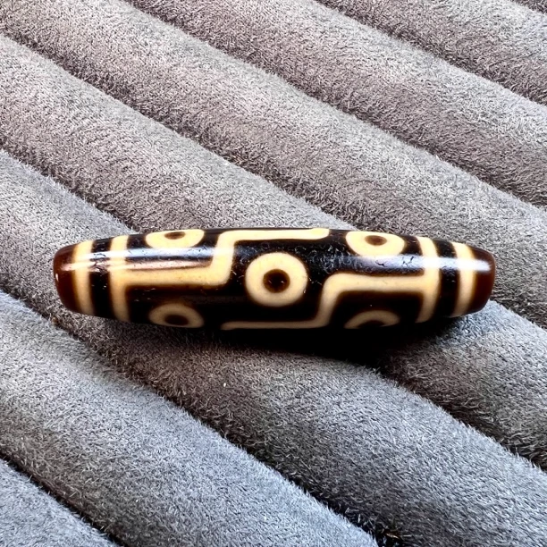 一代老台湾。张奎牙黄折线九眼珠子 大尺寸54.5*13