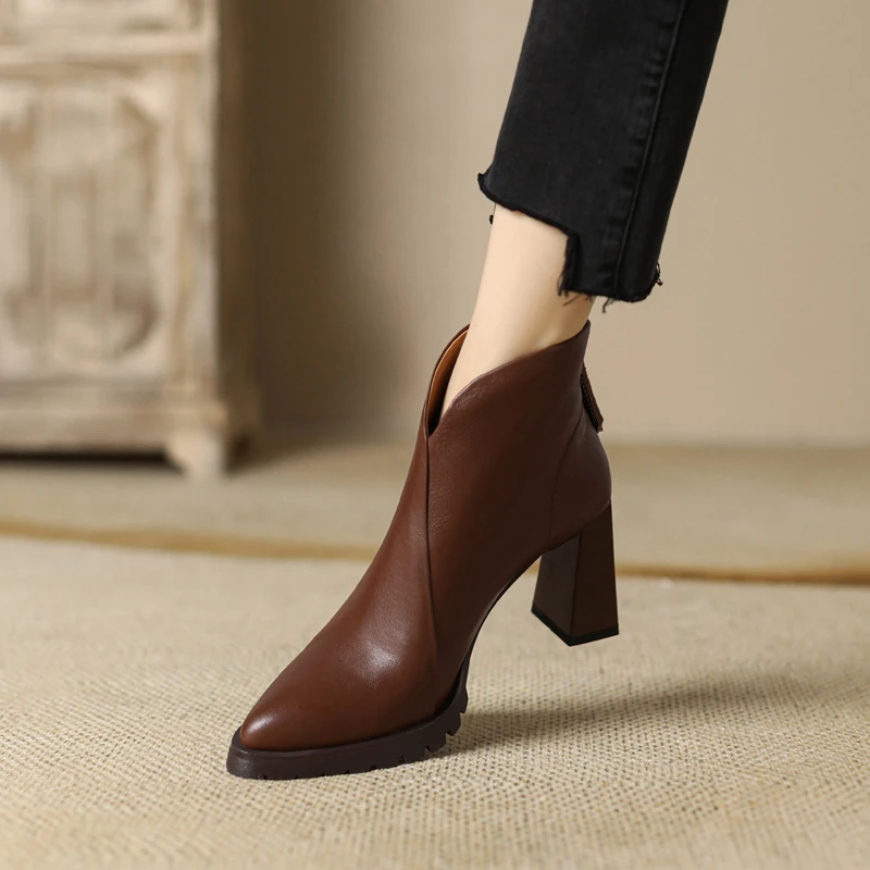 8.5cm真皮复古尖头粗跟短靴秋冬英伦风V口靴子裸靴小个子高跟鞋