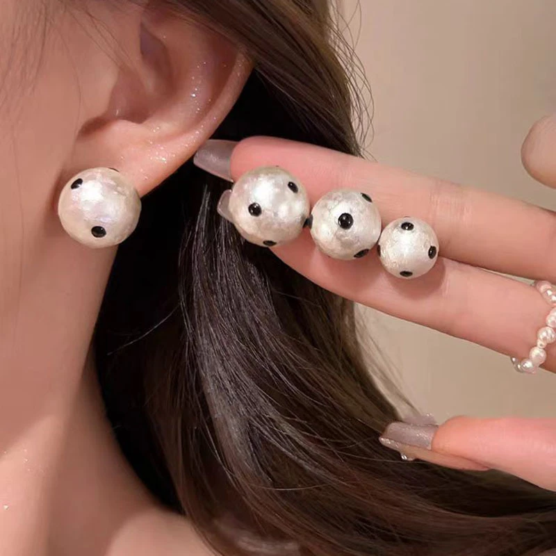 识恩 合金仿珍珠耳饰 秋冬波点棉花珠珠高级感简约耳环