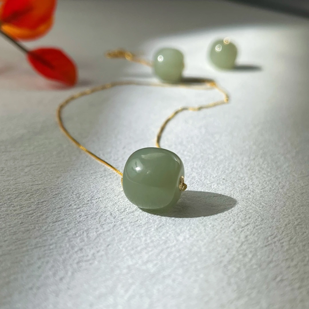 【泰来】大新珠宝 和田玉转运珠吊坠 18K金镶嵌-多样性发一