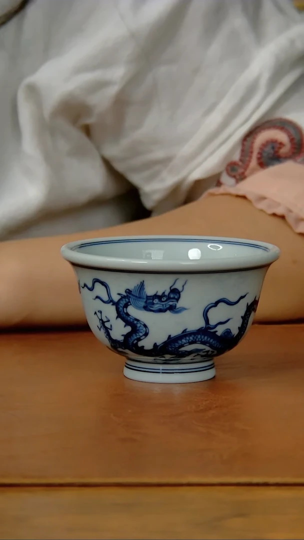 【闪购商品】陶瓷仿明淡海水双龙压手杯（柴窑）0531