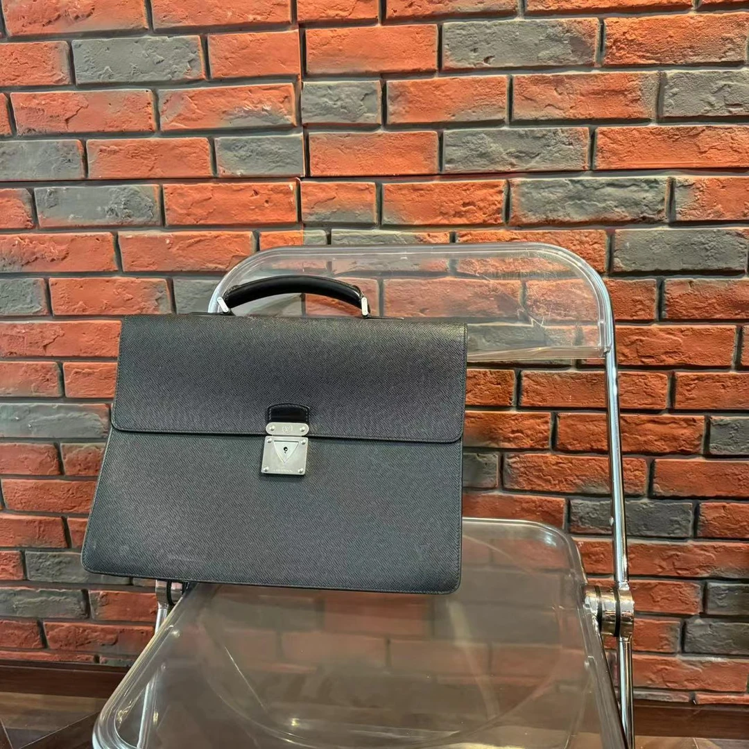 95新 LouisVuitton/路易威登 经典taiga质感牛皮黑银扣手提公文包