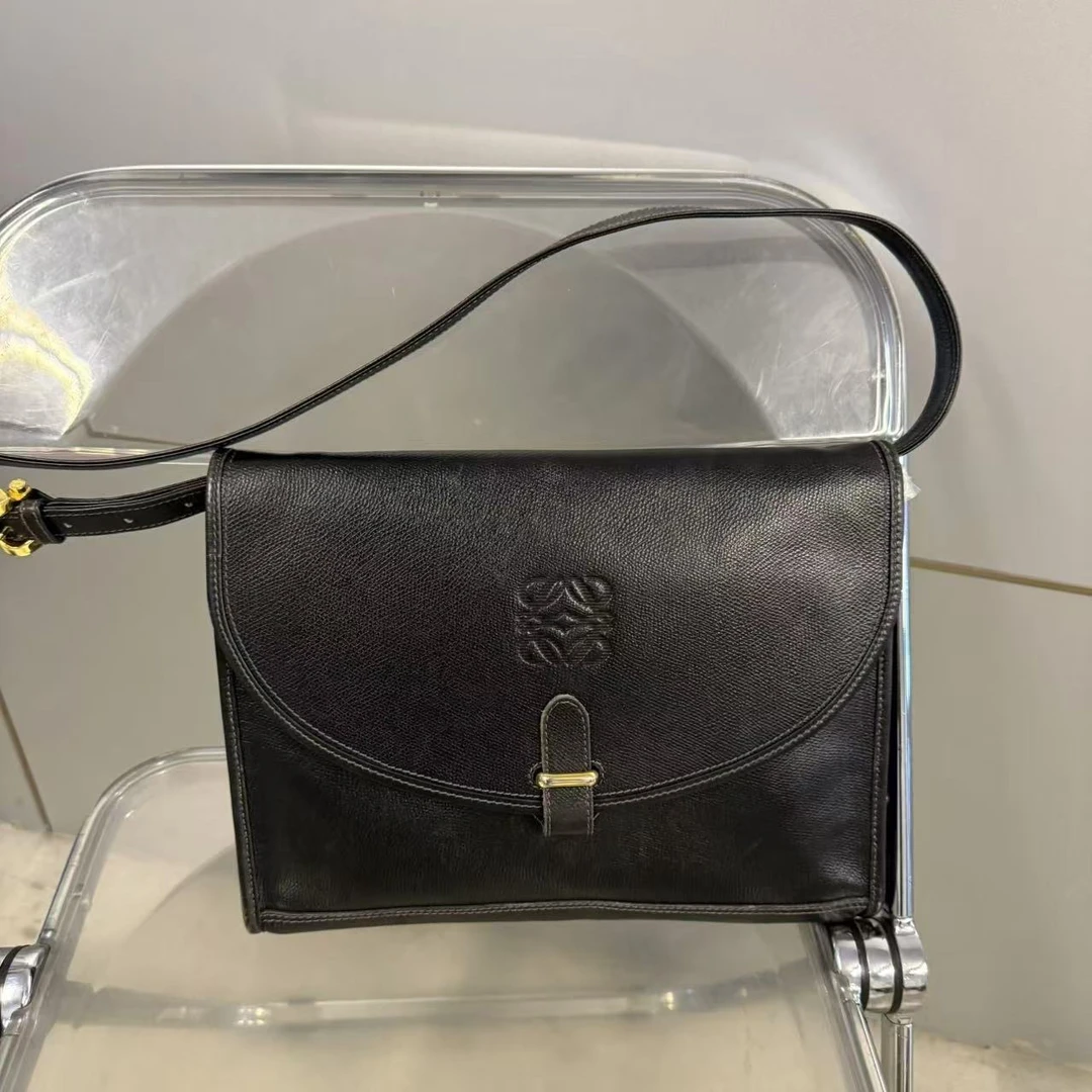 95新 LOEWE/罗意威 质感黑金翻盖牛皮邮差包休闲男包