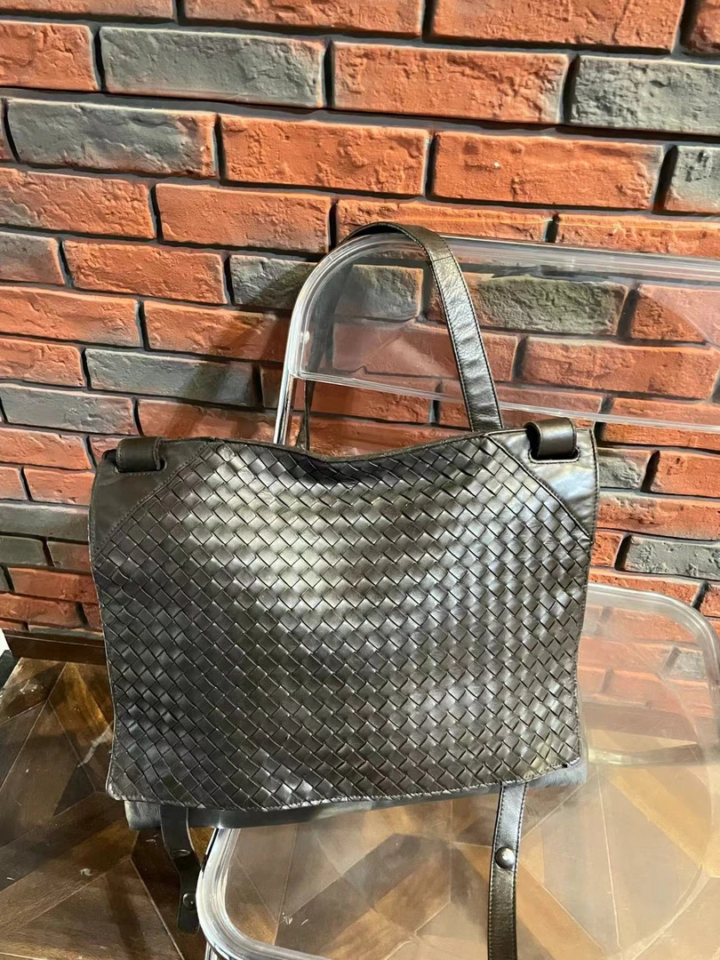 95新 BOTTEGA VENETA/葆蝶家 黑色编织牛皮翻盖斜挎包