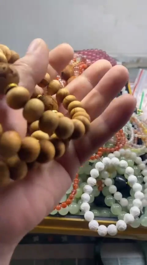 【闪购商品】石英质玉颈饰未镶嵌水滴加小雅白微瑕 发一条