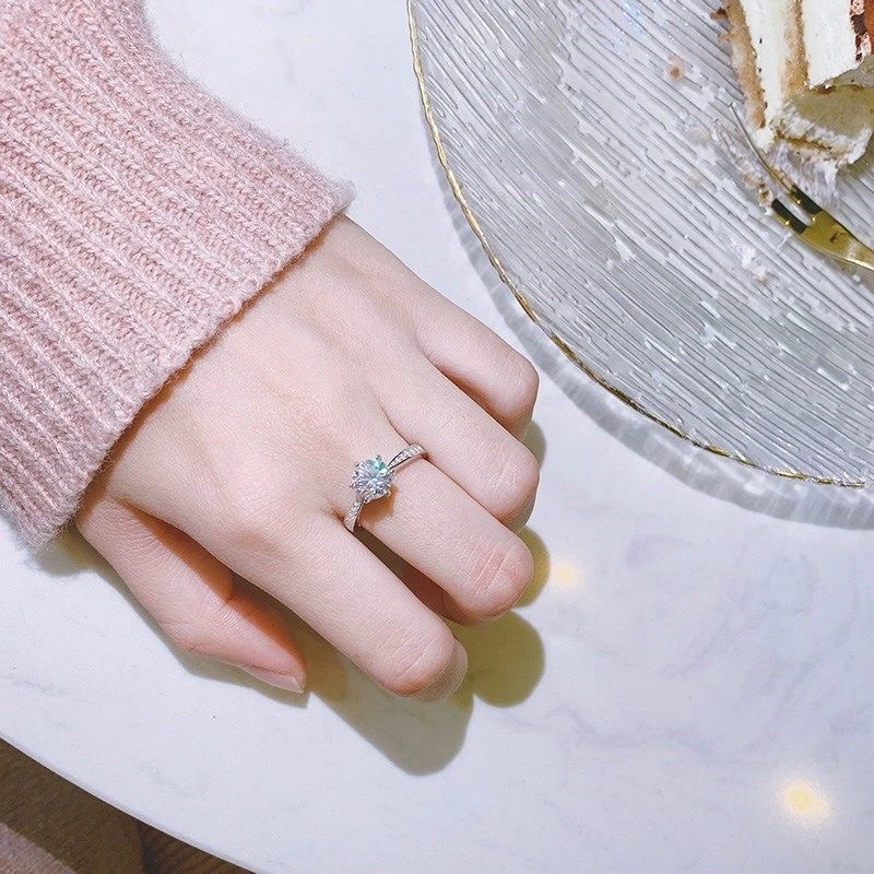 925银莫桑石银制品 【周家小蛮腰】女订婚镶钻结婚经典简约时尚轻奢