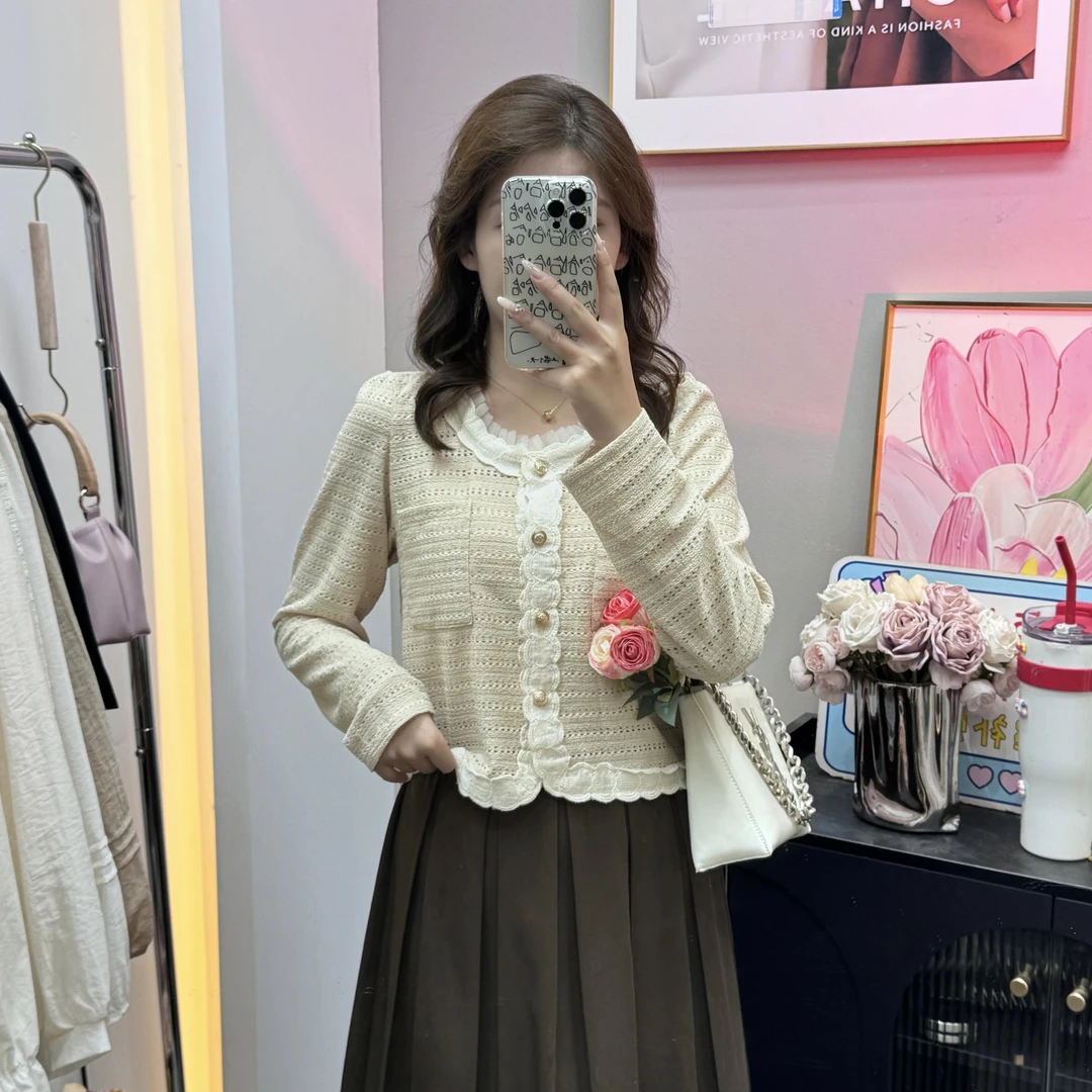 圆领长袖刺绣花边衬衫女2024秋季新款法式复古小香风衬衫上衣901#