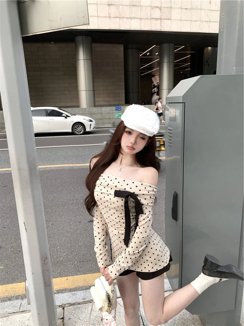 一字领波点长袖T恤女秋季蝴蝶结甜美修身显瘦开叉设计感露肩上衣