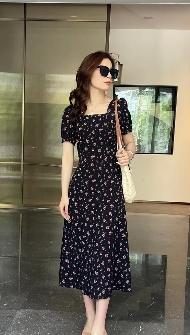 方领2024年夏季新款洋气气质修身黑色显瘦女装碎花连衣裙大码时尚