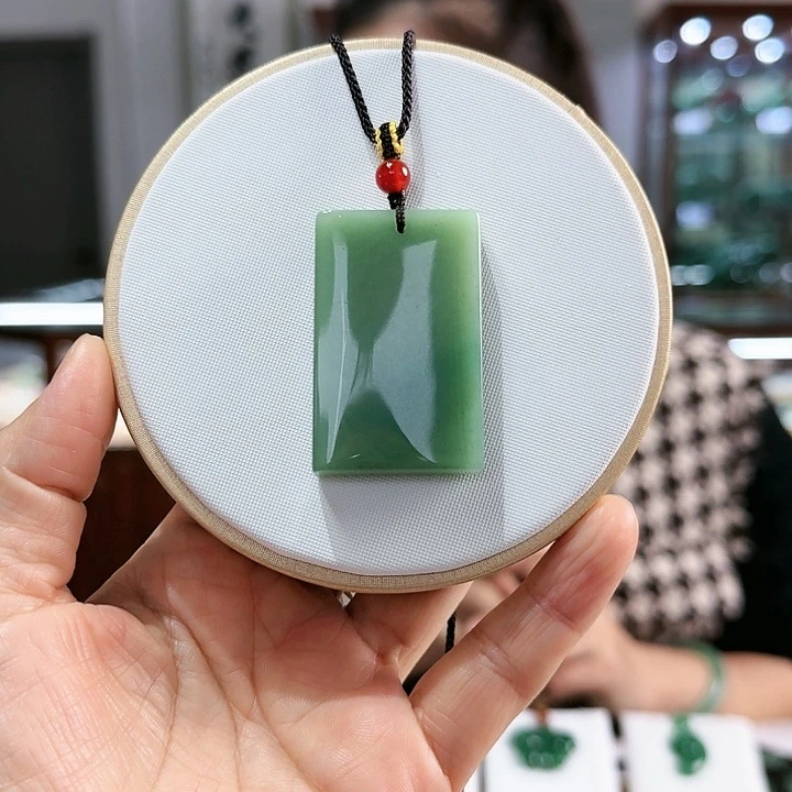 密玉(石英质玉)颈饰合金