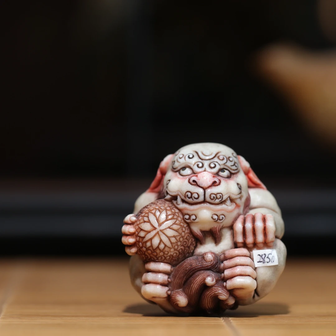 狮戏球 鹿角雕刻 方颜作品 纯手工 手把件 摆件