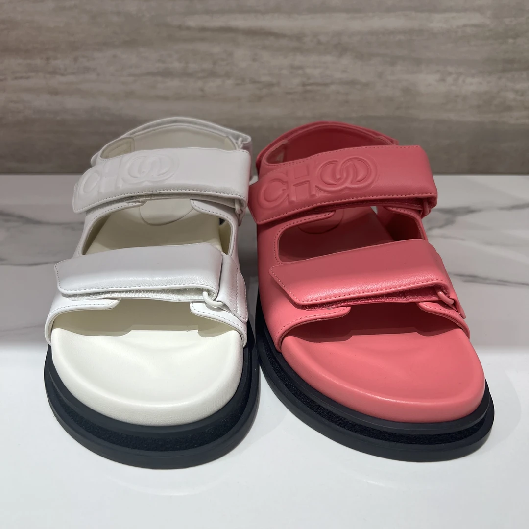 全新未使用 JIMMY CHOO/吉米周 choo lug真皮软底时装凉鞋