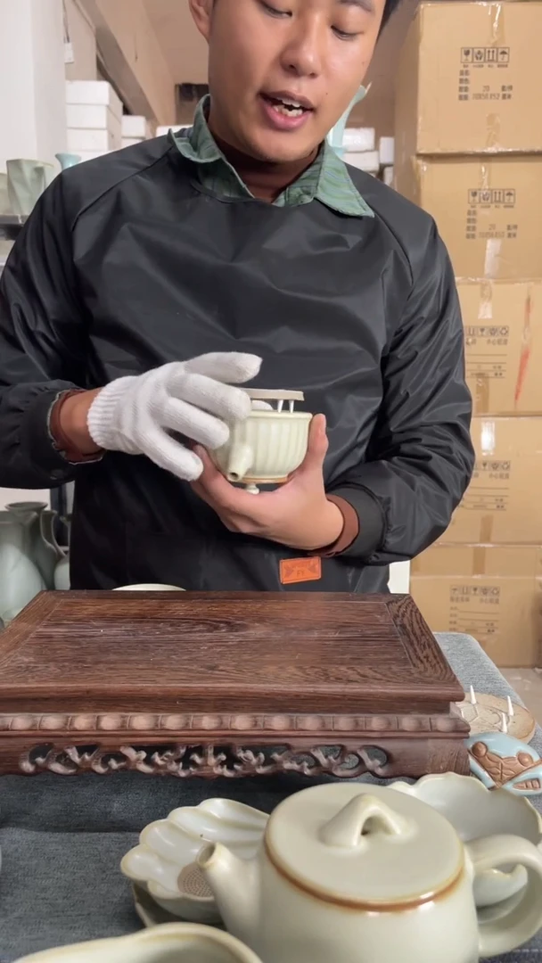 【闪购商品】瓷片95微瑕月白青莲壶