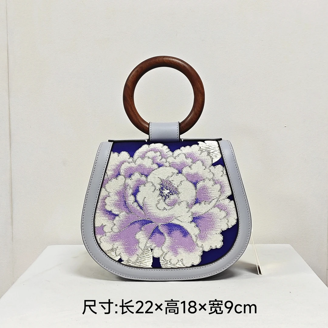 【何金龙·高定】国风元素唐锦刺绣金丝楠圆木手提女士马鞍包H2393-1