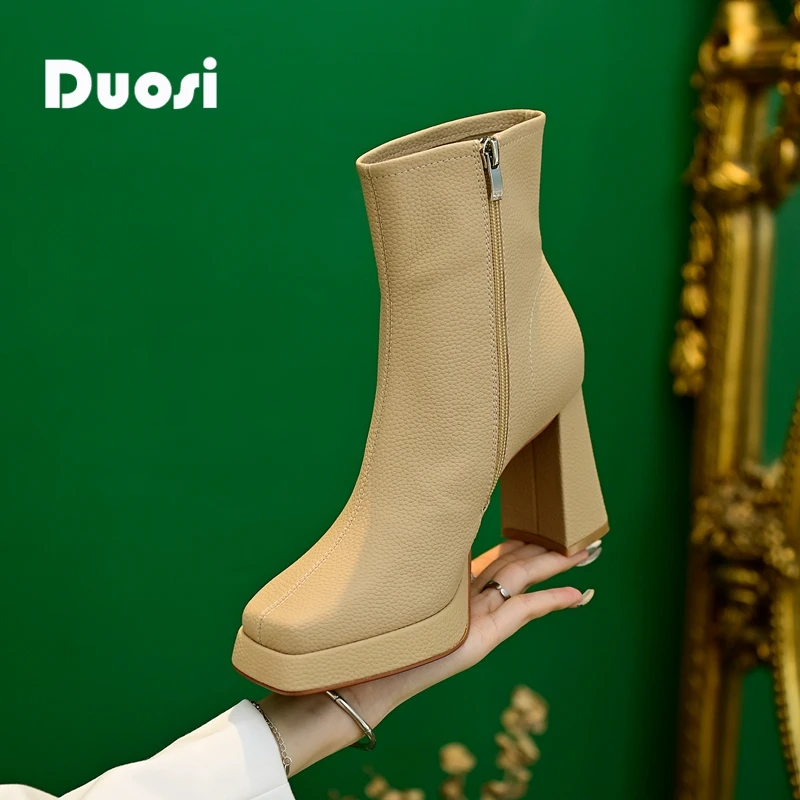 【DUOSI】8cm防水台厚底短靴女秋季方头高跟瘦瘦靴A575-01