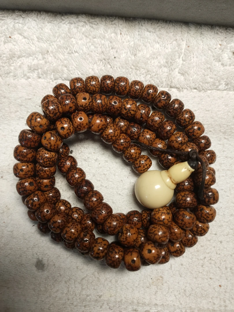 新新月月的一条老念珠，自己佩戴十多年的一条，纯手盘品相完美