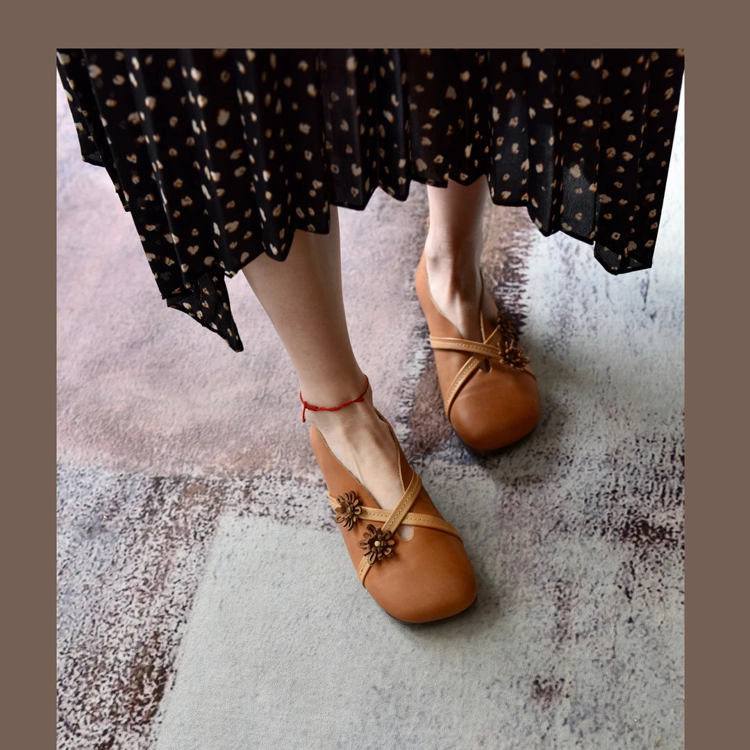 今日足屋原创复古圆头交叉带花朵真皮浅口单鞋软底豆豆鞋女231014