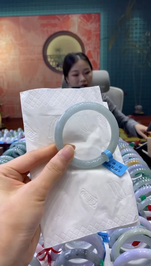 【闪购商品】翡翠手镯未镶嵌多人17337