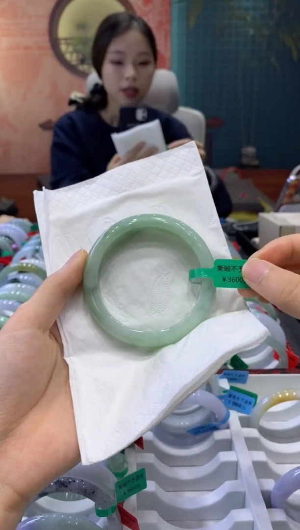 【闪购商品】翡翠手镯未镶嵌多人12344