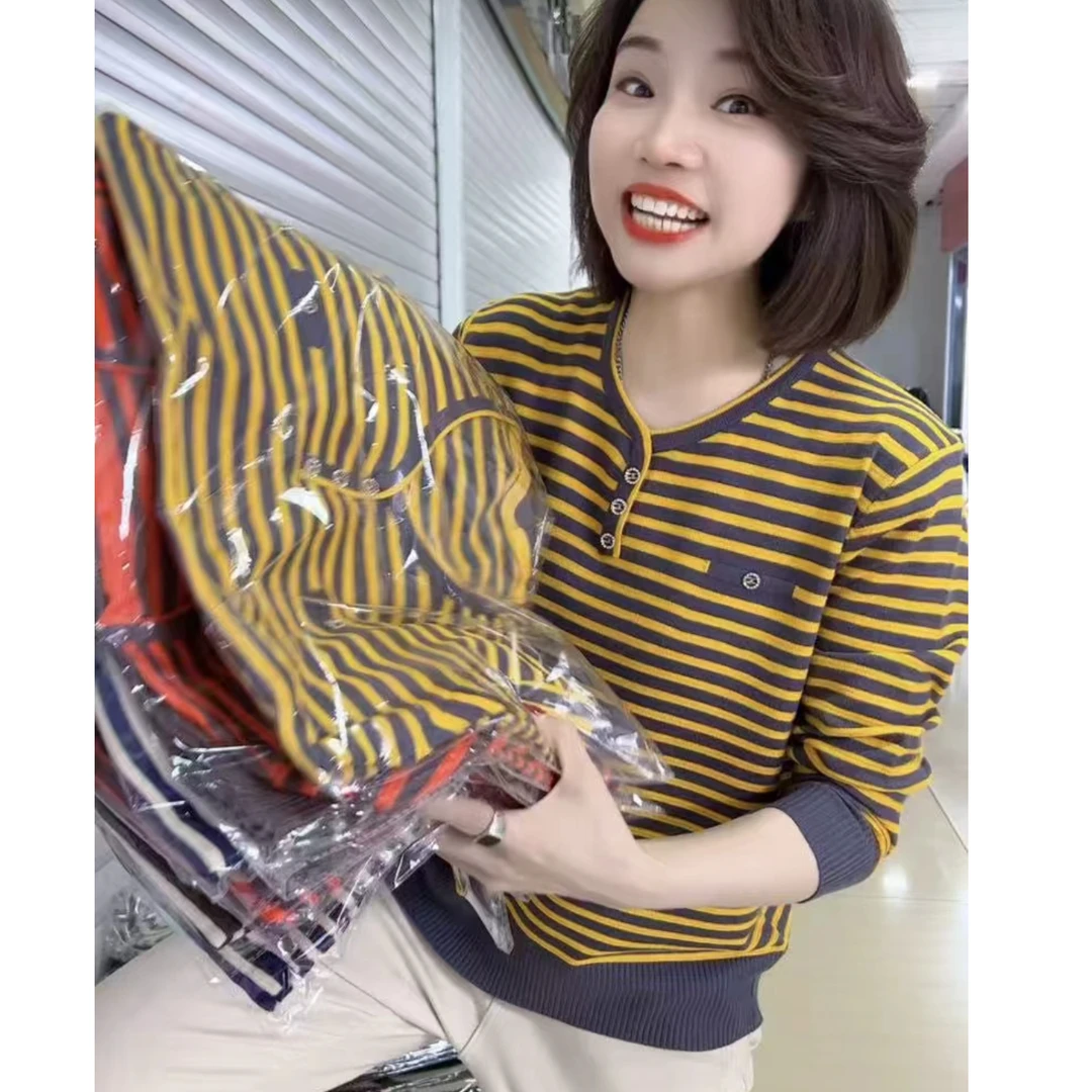 秋季新款V领细条纹针织衫毛衣扣子款时尚洋气百搭条纹款打底衫女