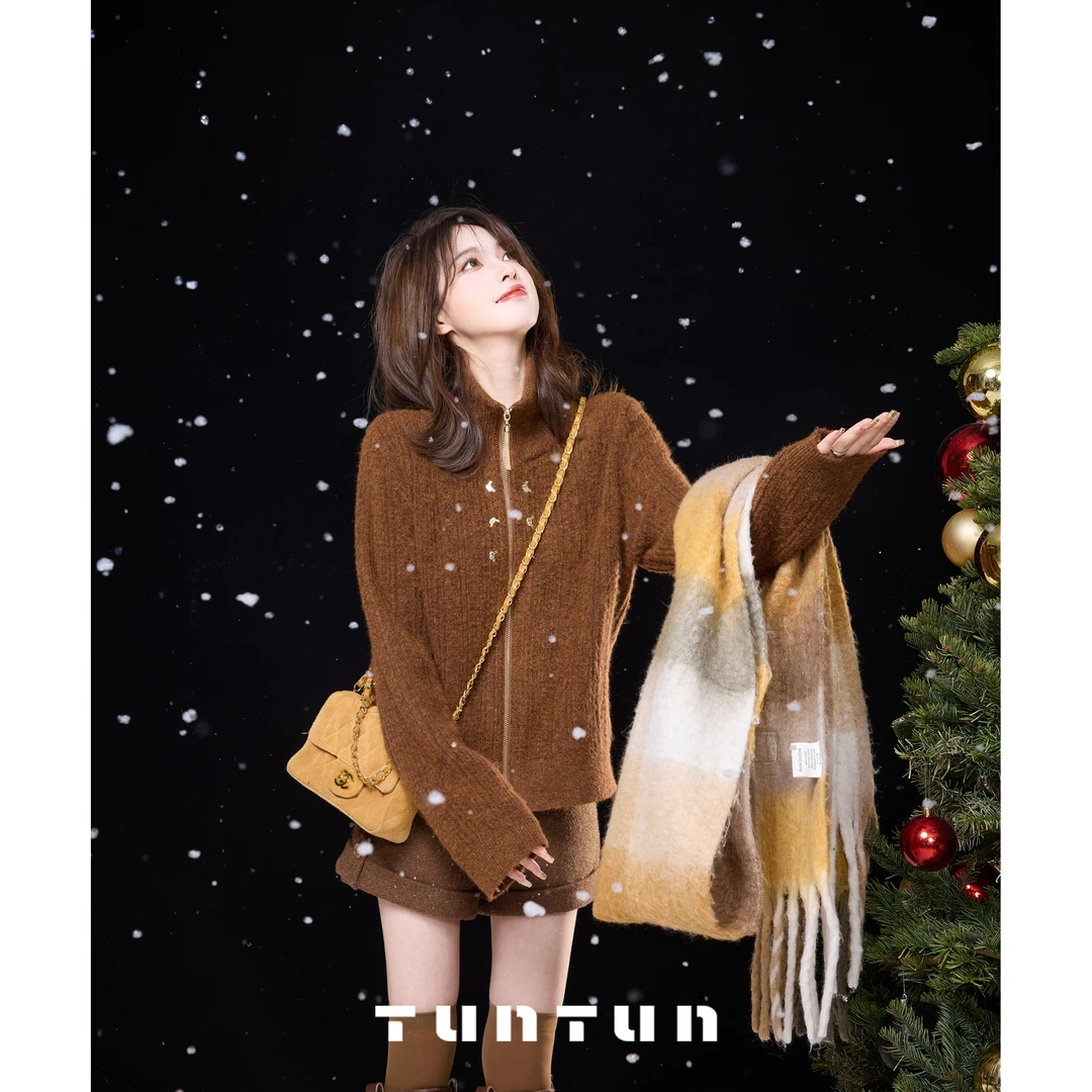 吞吞TUNT【小松鼠】可爱冬日 扭结撞钉拉链毛衣