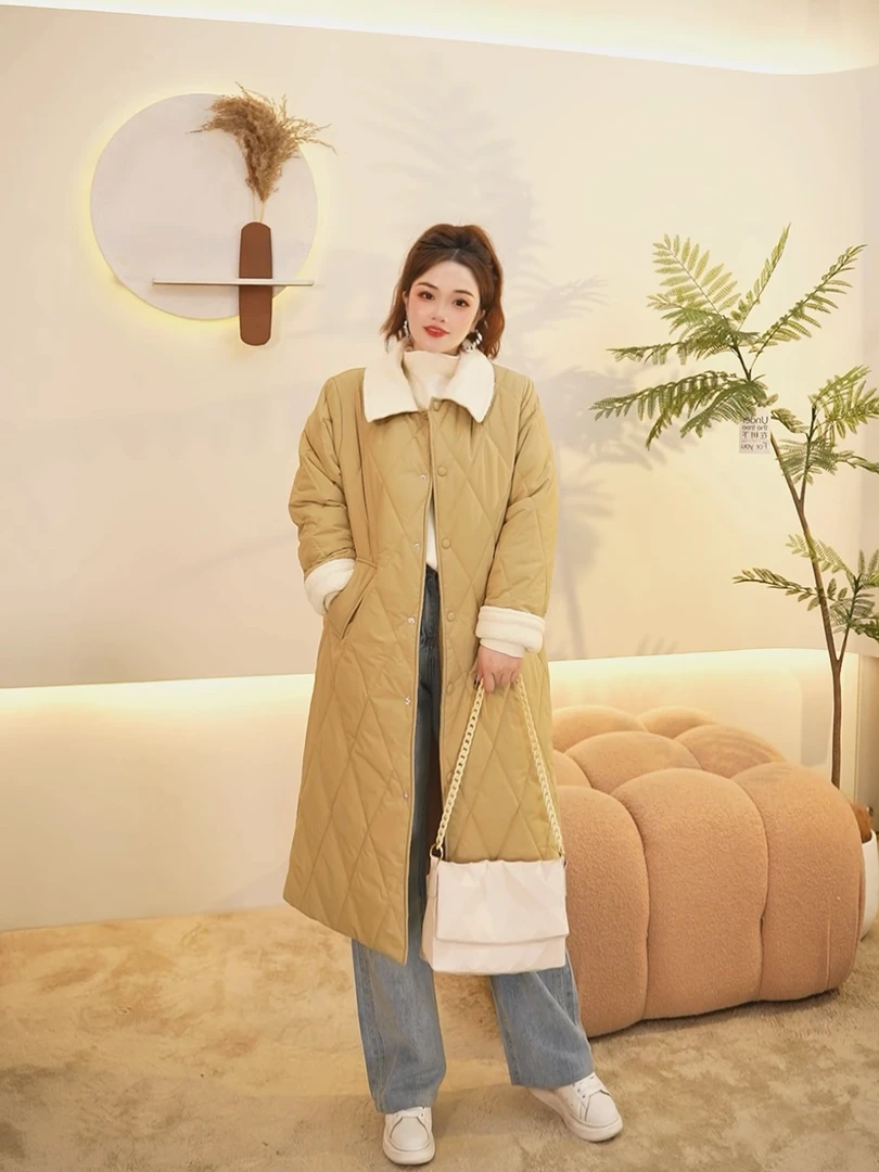 大码女装宽松显瘦遮肉秋冬优雅风甜美菱形格保暖长款棉服外套女
