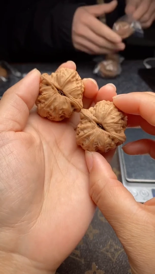 【闪购商品】桃核把件w93号40尺元宝