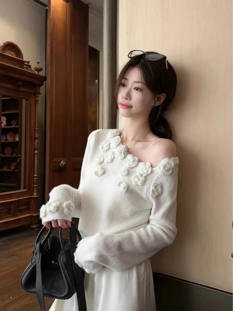立体玫瑰花白色针织衫女秋季修身斜领露肩毛衣长袖打底衫短款上衣