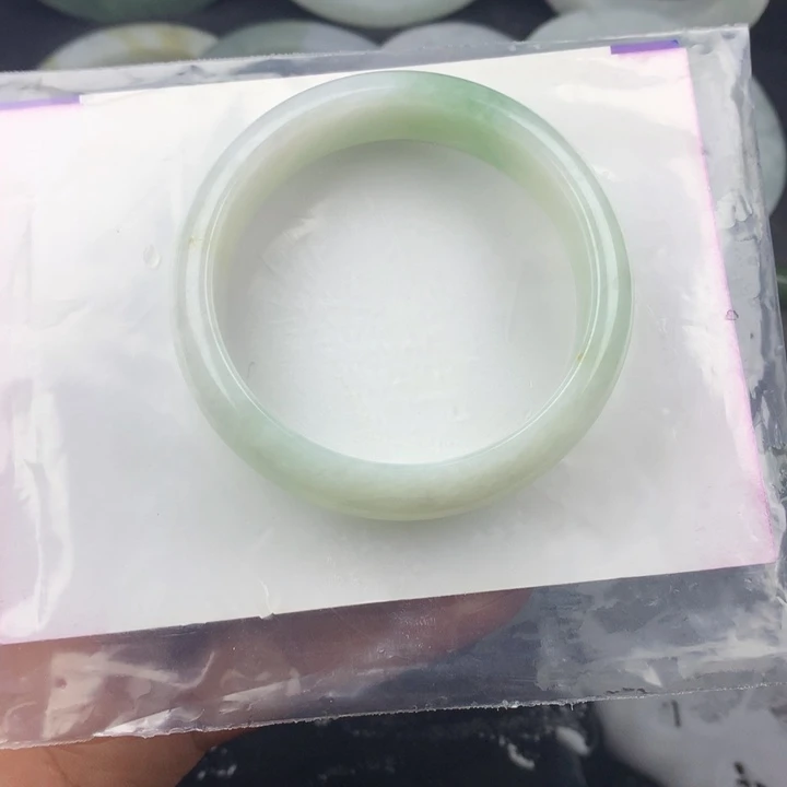 翡翠手镯未镶嵌《**》