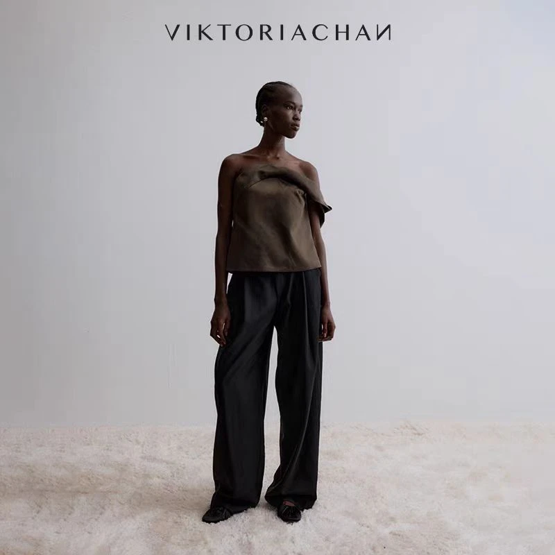 VIKTORIACHAN24/25秋冬成衣系列新品 单肩造型感抹胸上衣