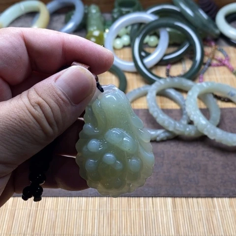 蛇纹石玉颈饰合金