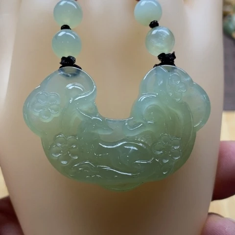 蛇纹石玉颈饰合金