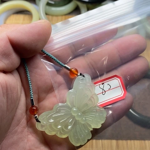 蛇纹石玉颈饰合金