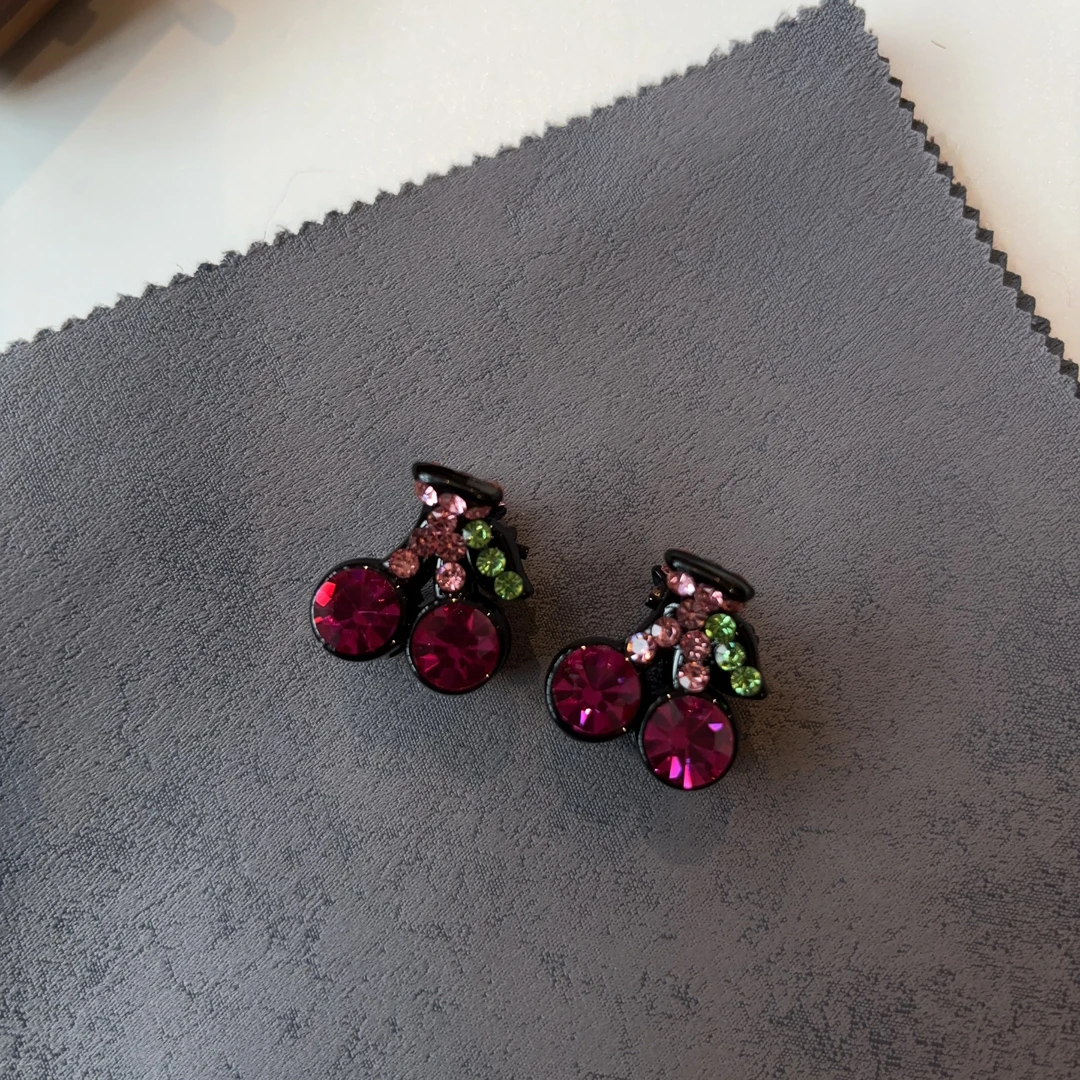 甜美细闪小樱桃抓夹一对Y382