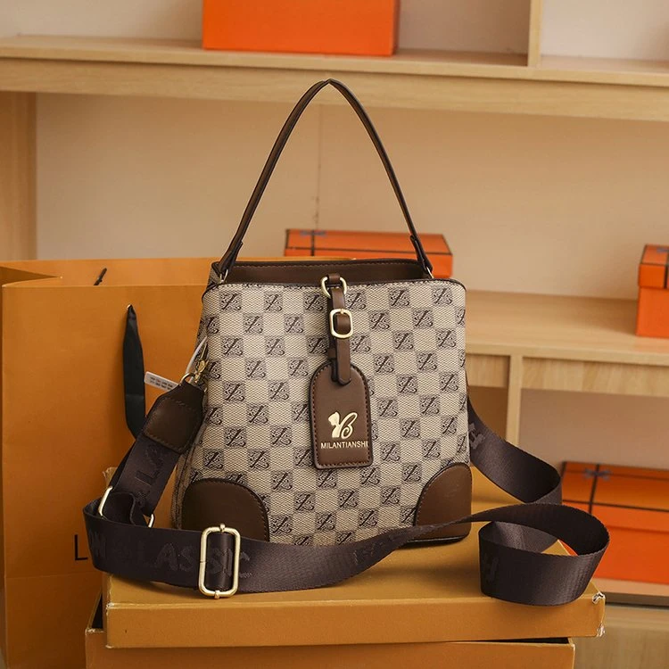 单肩包磁扣爆款女包轻奢水桶包时尚休闲百搭女士潮流经典印花