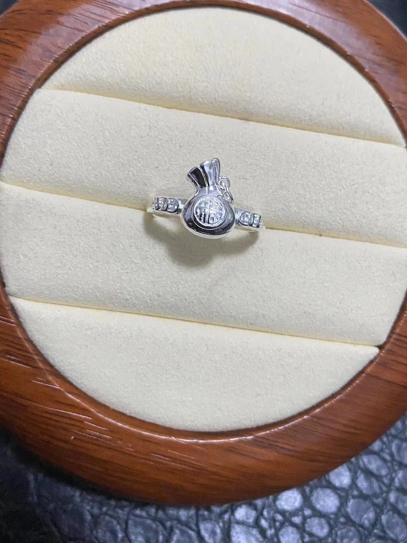 .  收藏级轻奢时尚气质简约精致戒指Yy9210