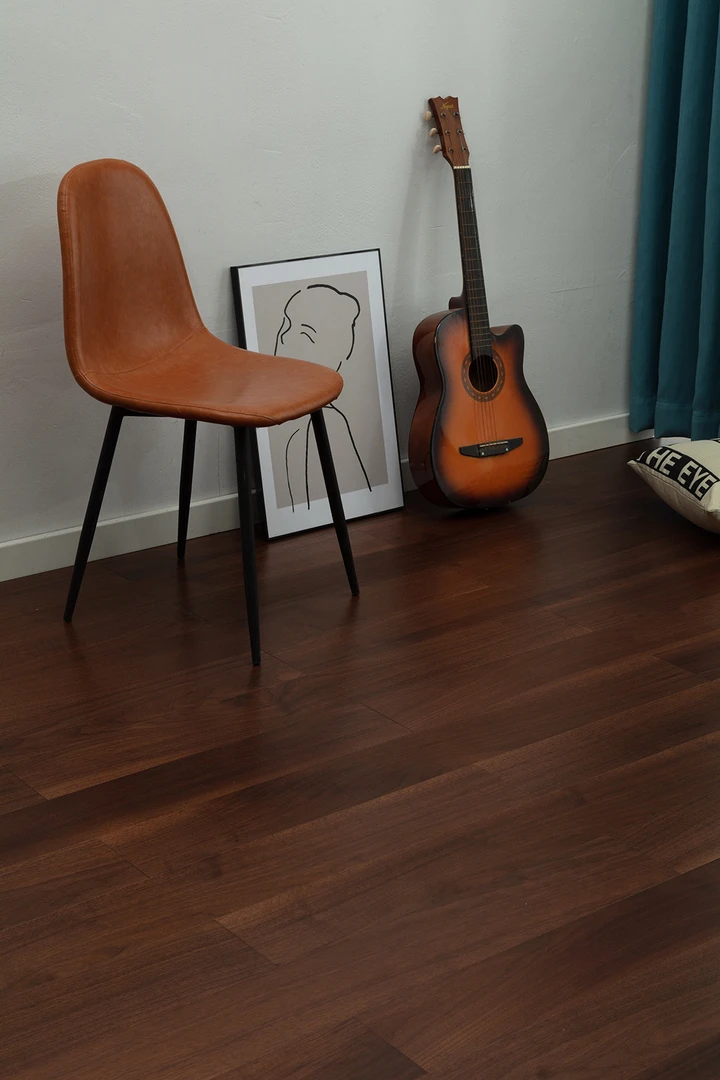 北美黑胡桃新三层实木地板木板，大锁扣，支持地暖，表皮厚度1.2