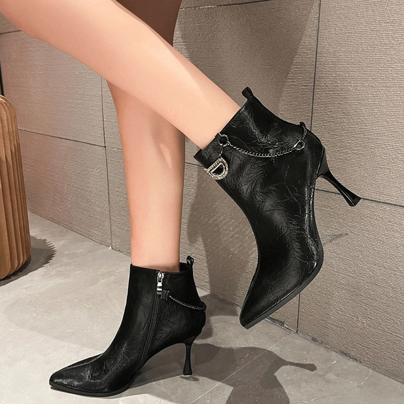 2022秋冬季新款韩版马丁靴尖头金属链子细跟高跟短靴