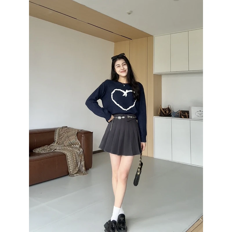 张阿星【蓝椰甜心】慵懒韩系爱心印花圆领百搭宽松毛衣+腰链百褶裙