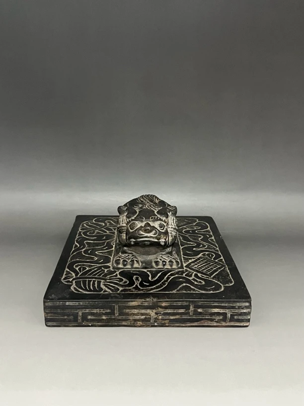 文房镇纸，上面雕刻狮子琴棋书画，侧面雕刻万字不到头，黑青石材质，