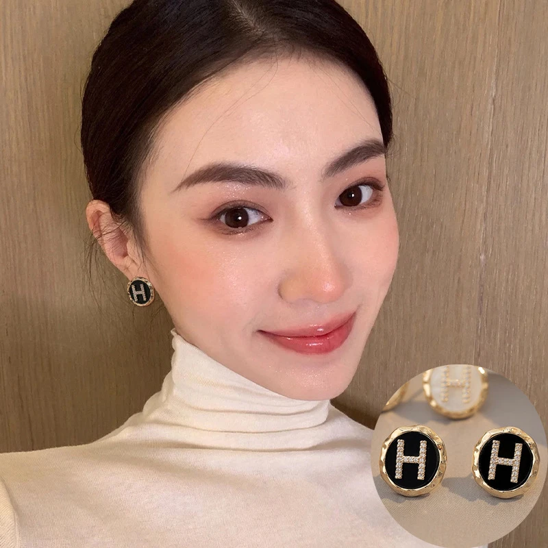 甜晰时尚百搭字母耳钉女2023年新款耳环小众高级感轻奢气质耳饰品