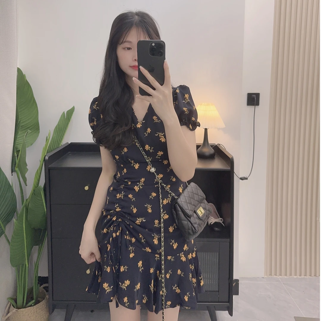《小黄花》黑色V领甜美气质连衣裙