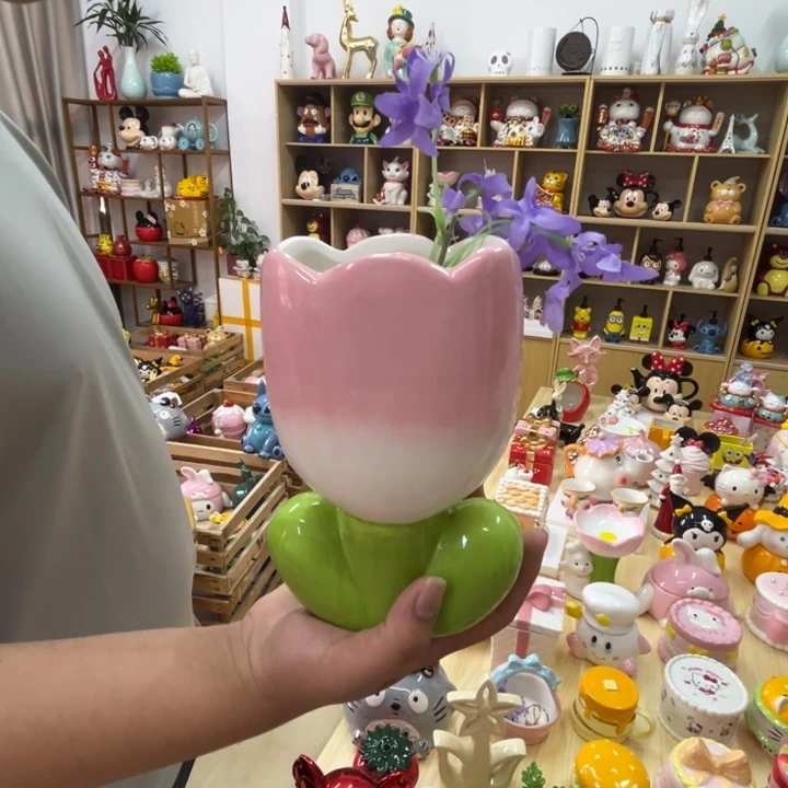 摆件陶瓷和金属表面涂上