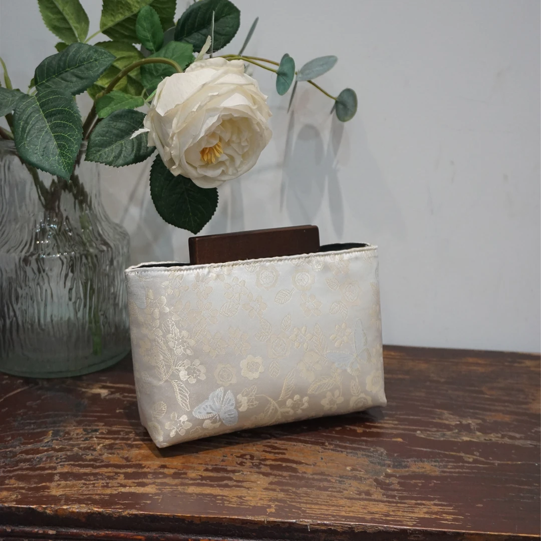 复古中式织锦缎米白蝴蝶小花木夹手机包斜挎包手工包包旗袍搭配