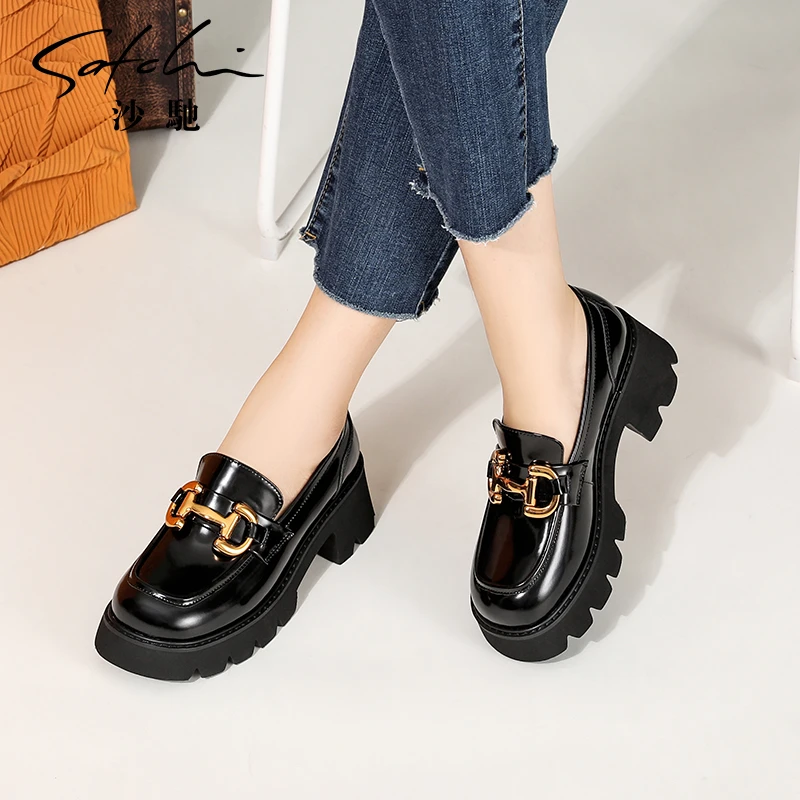 沙驰女鞋秋冬新款时尚扣饰单鞋超轻底小皮鞋学院风JK乐福鞋女