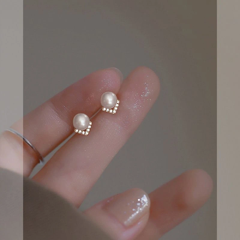 合金耳饰 精致简约小巧耳钉女2024年新款潮小众设计通勤高级感